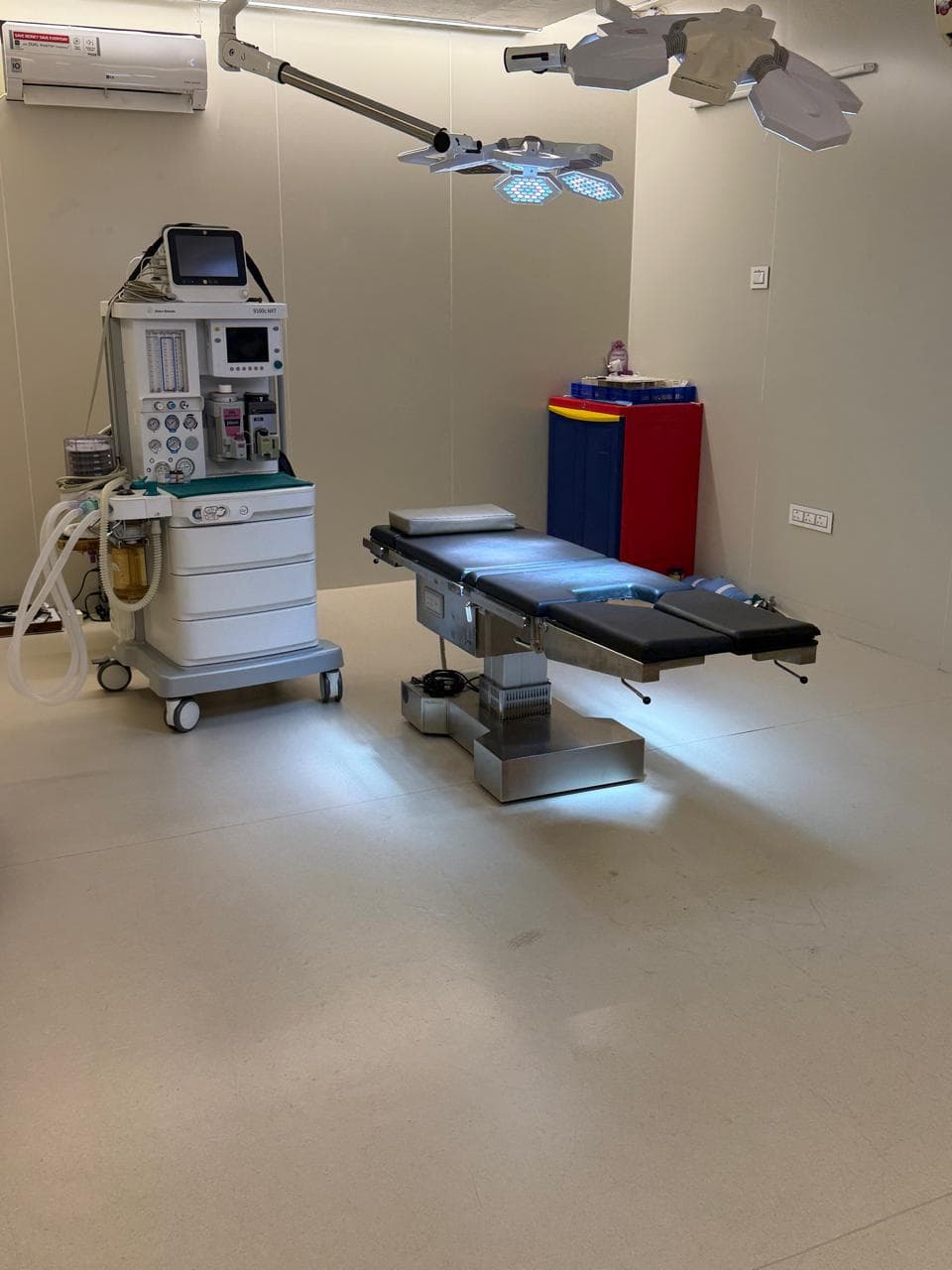 Operating theatre with surgical lights