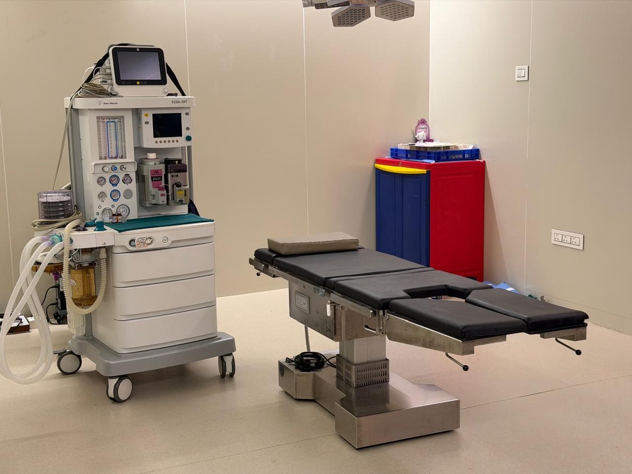 OT table and anaesthesia workstation